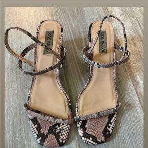 Steve Madden Black and Tan Heels Elegant Design